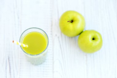 Elma suyu beyaz bir tablo. Üstten Görünüm. Uzay kopyalayın. Kavramı 