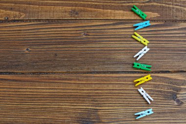 Ahşap arka plan renkli clothespins ile. İnscri için yer