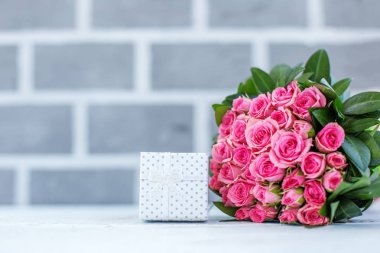 Bir kutu ve bir buket çiçek hediye. İnscriptio için yer