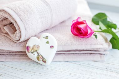 Havlu ve banyo ve gül için tuz. Yazıt için bir yer. İnci