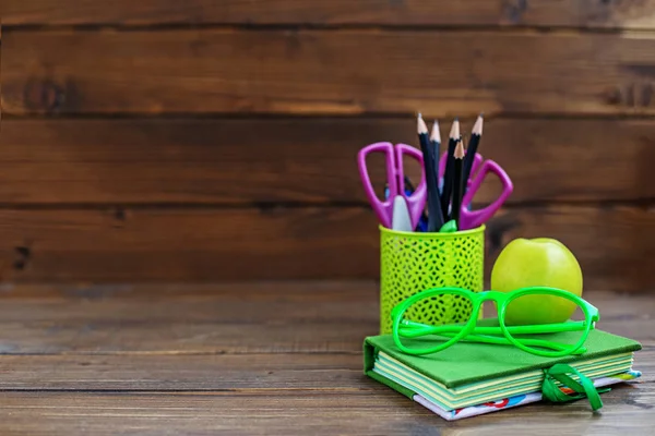 Книга, олівці та ручки для школи. Тло. Концепція i — стокове фото