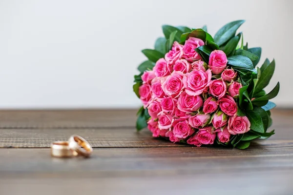 Bouquet de mariage de roses roses. Une alliance. Espace de copie. Le con — Photo