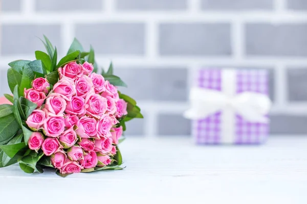 Beautiful bouquet of roses for greetings. Gift box. Concept Happ — Stock Photo, Image