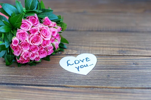 Ramo de rosas rosadas e inscripción sobre el amor. Concepto amor, sta — Foto de Stock