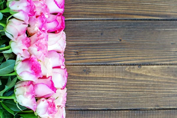 Podłoże drewniane z różowe kwiaty. Miejsce na napis. — Zdjęcie stockowe