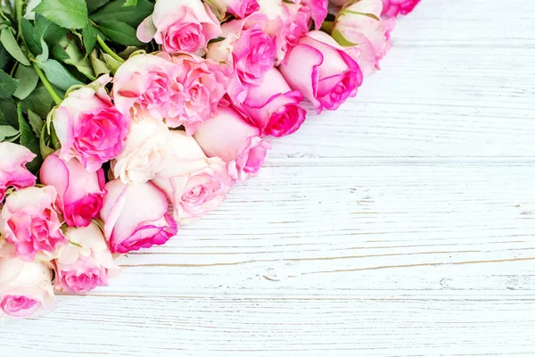 Fondo blanco de madera con flores rosas. Lugar para la inscripción — Foto de Stock