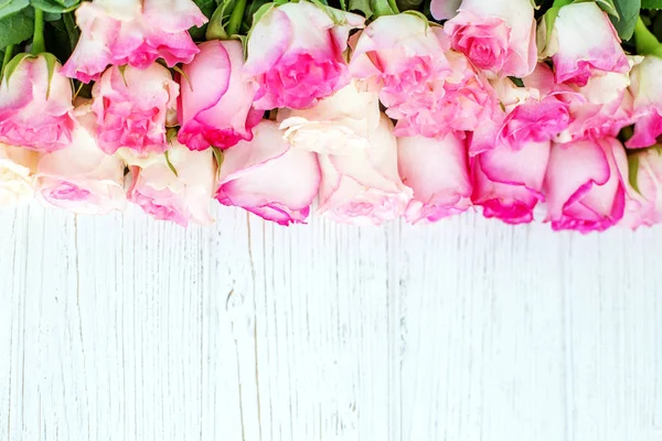 Drewniane białe tło z różowe kwiaty. Miejsce dla tekstu. Koncer — Zdjęcie stockowe