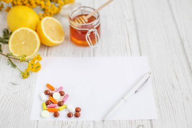 Bal ve limon. Çok hap var ki. Mektup tarifi ve kalem. Conce