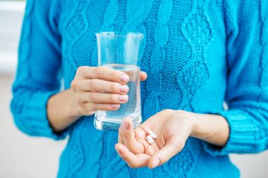 Tabletler ve su. Kavram hastalık, soğuk algınlığı, tedavi, sonbahar ve kış