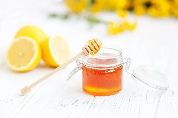 Bir cam kavanoz ve bir limon tatlım. Bal ayı. H kavramı