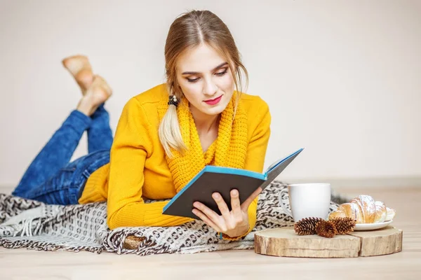 若い女の子は本を読みます. — ストック写真