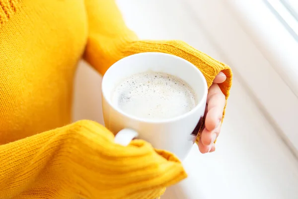 あなたの手でミルクとホット コーヒーのカップ。飲料の概念, — ストック写真