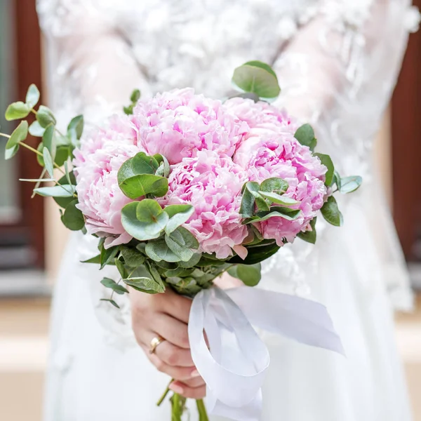 婚礼花束鲜花的粉红色牡丹在手中的布莱恩 — 图库照片