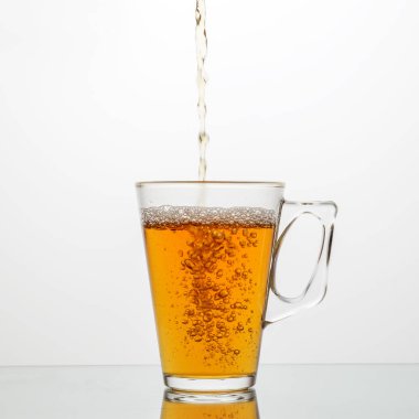 Lezzetli çay bir cam kaba dökün. Yemekleri ve içki kavramı