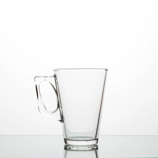 Glass is a clean cup. The concept of dishes and drinks. — Stock Photo, Image