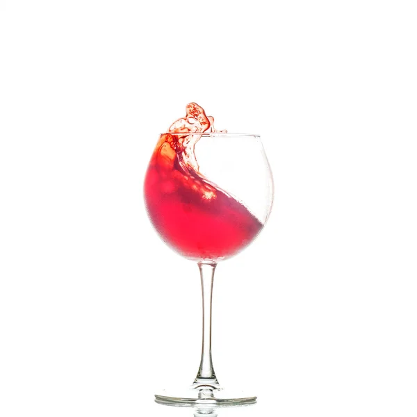 Czerwone wino w szklance. Koncepcja napojów alkoholowych — Zdjęcie stockowe