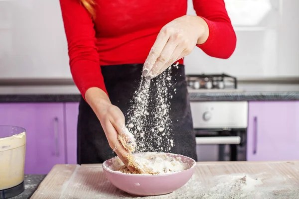 Kız mutfakta hamur yoğurma. 