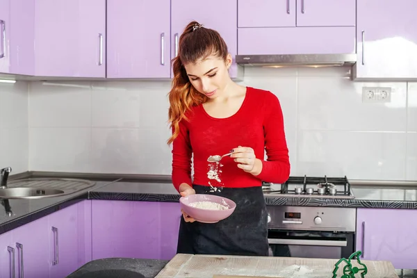 Egy fiatal lány a konyhában étel. — Stock Fotó