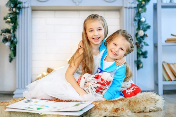 ハグ、幸せな子供たち。コンセプト新しい年、メリー クリスマス — ストック写真
