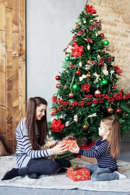 Çocuk armağan üstünde Noel açın. Noel kavramı 