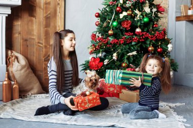 Mutlu çocuklar için Noel hediyeleri açmak. 