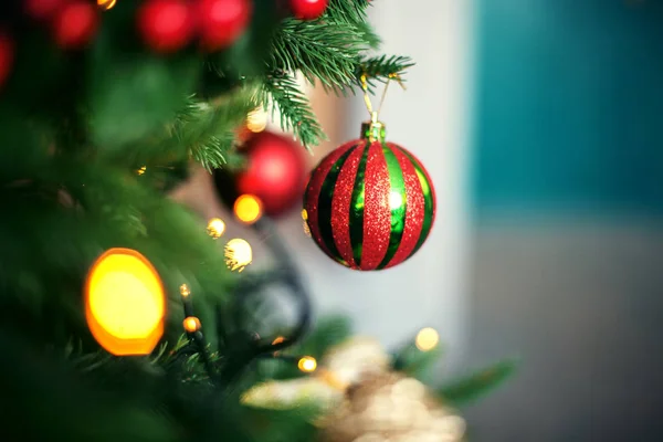 크리스마스 나무에 밝은 공. 크리스마스의 개념 — 스톡 사진
