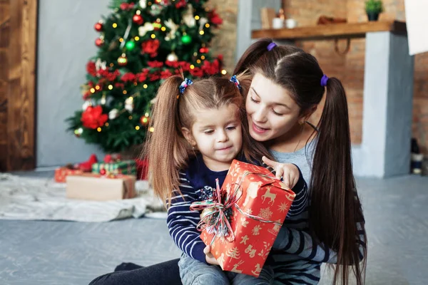 Feliz hermanita desempaca regalos para Navidad . — Foto de Stock