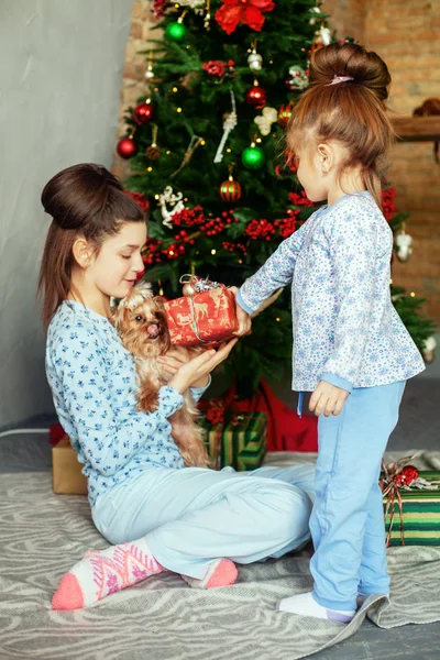 Niños, hermanas, desempaqueten regalos. El concepto de Navidad — Foto de Stock