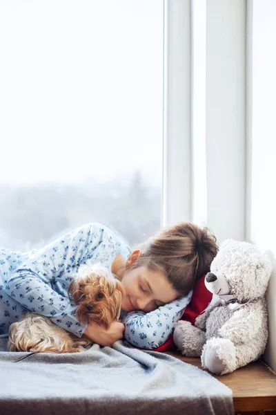 Šťastná dívka spí na okenní parapety. Pojetí Vánoc. — Stock fotografie