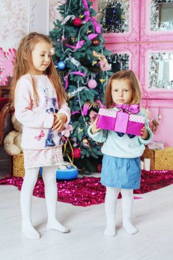 tatil için kardeş alınan hediyeler. Noel kavramı 
