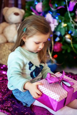 çok güzel bir bebek hediye açılır. Noel kavramı 