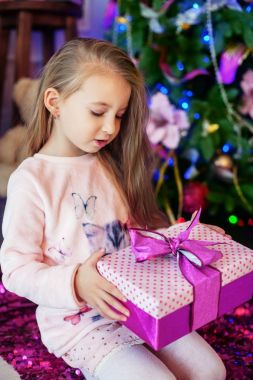 güzel çocuk hediye açılır. Noel kavramı 