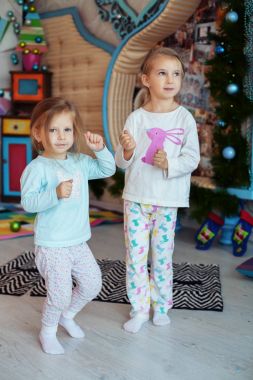 Çocuklara dans odada. İki kız kardeş. 