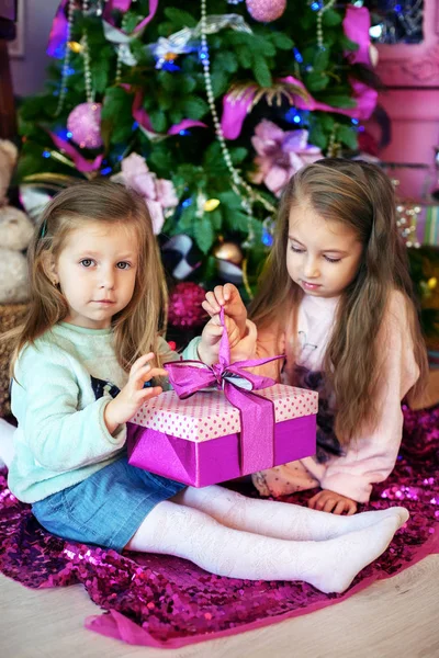Siostry, dzieci trzymając prezenty. Pojęcie Boże Narodzenie — Zdjęcie stockowe