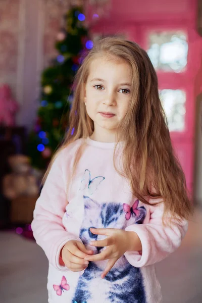 美しい髪の長い女の子。クリスマスのコンセプト — ストック写真