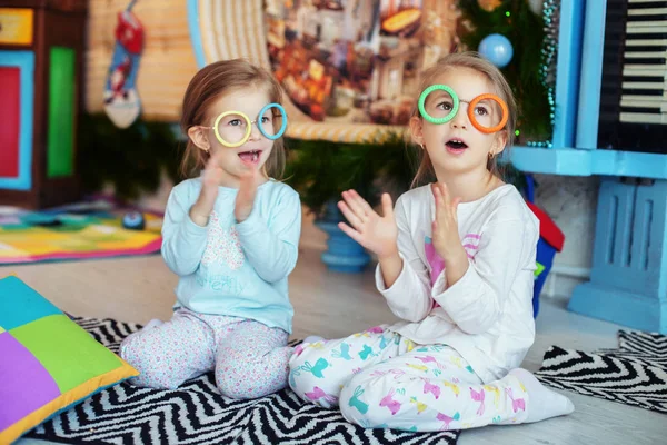Children with glasses in the room sing. Two sisters. — Stock Photo, Image