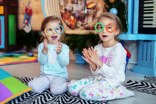 어린이 노래 안경 색깔. 두 자매. — 스톡 사진