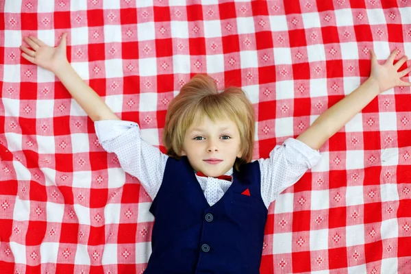 Pojken är en Skolflicka som ligger på sängen. — Stockfoto