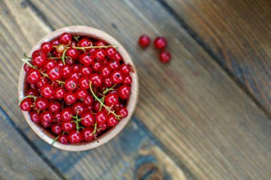 Frenk üzümü kabın içinde. Ahşap arka plan. 