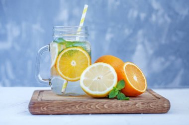 Meyve suyu limon, portakal ve nane ile yenileniyor. Cam Kavanoz 