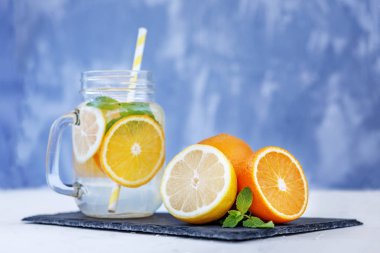 Limonata limon, portakal ve nane ile yenileniyor. Cam Kavanoz 