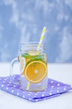 Limon, portakal ve nane ile serinletici su. 