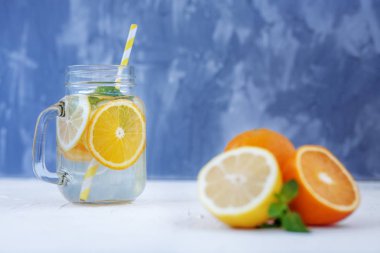 Meyve kokteyli. Portakal, limon ve nane masaya vardır. Detoks. 