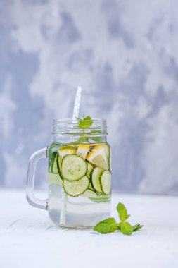 Su salatalık, limon ve nane ile detoks. Bir diyet kavramı
