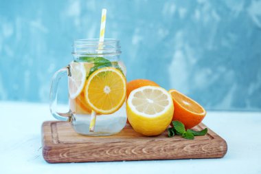 Su cam kavanozda detoks. Limon ve portakal ve nane. 