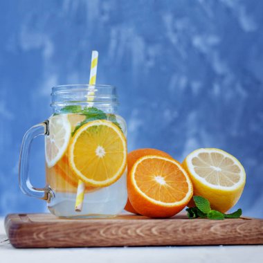 Limon, portakal ve nane ile kokteyl serinletici. Cam Kavanoz 