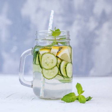 Su salatalık, limon ve nane ile detoks. Kare. 