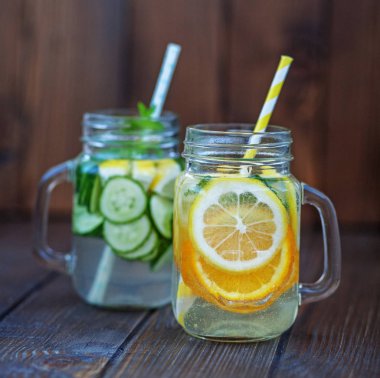 Su salatalık, limon ve nane ile detoks. Limonata ile portakal.