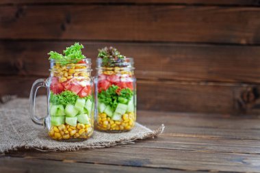 Masanın üzerine sebzeli salata karışımı. Sağlıklı gıda, diyet,