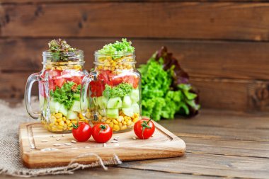 Sebze salatası, domates ve ayçiçeği tohumu.